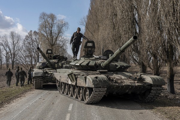 지난달 27일(현지시간) 우크라이나 수도 키이우(키예프) 외곽에서 한 우크라이나 병사가 전투를 벌여 노획한 러시아군 탱크 위에 서 있다. 우크라이나 국방부는 키이우 주변 지역에서 러시아군 일부를 35∼70㎞ 이상 몰아냈다고 밝혔다.