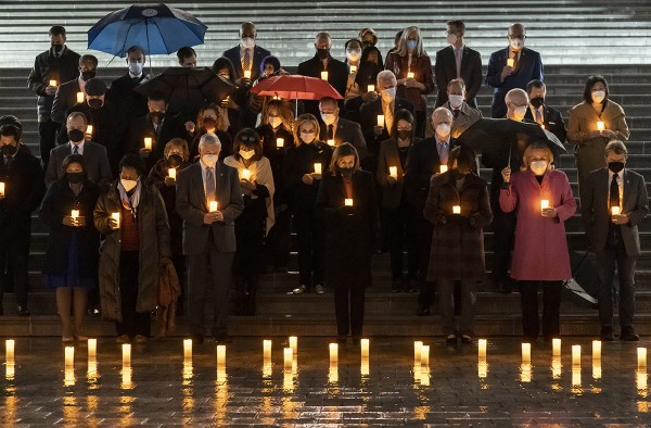 2월 7일(현지시간) 미국 워싱턴DC 연방의회 의사당 앞 계단에서 낸시 펠로시 하원의장(맨 앞 가운데·민주) 등 의원들이 신종 코로나바이러스 감염증(코로나19)으로 사망한 자국민 90만 명을 애도하며 촛불을 밝히고 있다.