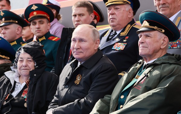 블라디미르 푸틴(가운데) 러시아 대통령이 지난 5월 9일(현지시간) 모스크바 붉은광장에서 열린 제2차 세계대전 종전기념일(러시아 전승절) 군사 퍼레이드를 참관하고 있다.