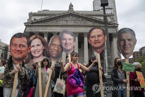 대법관 사진 들고 낙태권 보장 요구하는 시위대