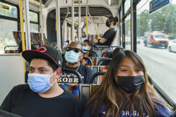 로스앤젤레스 도심 버스 안에서 마스크를 착용하고 있는 시민들