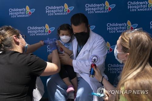 로스앤젤레스(LA) 아동병원에서 신종 코로나바이러스 감염증(코로나19) 백신을 맞는 어린이