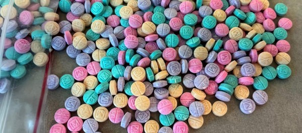 밝은 색상 띤 무지개 펜타닐,  미국 마약단속국 홈페이지 캡처