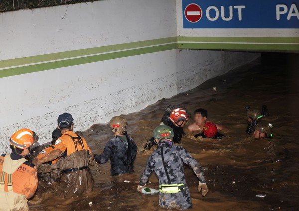6일 저녁 태풍 '힌남노'의 폭우로 잠긴 경북 포항시 남구의 한 아파트 지하 주차장에서 소방·군 관계자들이 실종된 주민을 구조하고 있다.