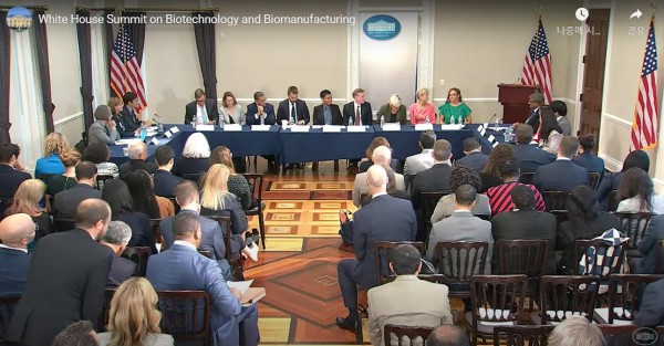 미국 백악관은 14일(현지시간) 백악관에서 '생명 공학 및 제조' 회의를 열고 바이오 산업의 국내 투자 지원 방안에 대해 논의했다.