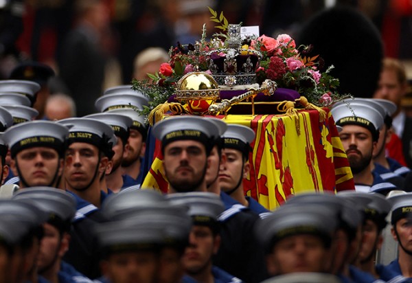 엘리자베스 2세 영국 여왕의 장례식이 거행되는 19일(현지시간) 여왕의 시신을 담은 관이 런던 웨스트민스터 사원으로 운구되고 있다.