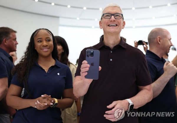 미국 캘리포니아주 쿠퍼티노 애플파크에서 열린 파 아웃(Far out. 대박) 행사에서 팀 쿡 애플 CEO가 이날 공개한 아이폰14 프로를 손에 들고 있다.