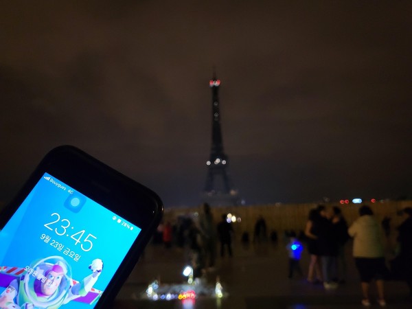 23일(현지시간) 오후 11시 45분 프랑스 파리 트로카데로 광장에서 보이는 에펠탑 조명이 꺼져 있다.