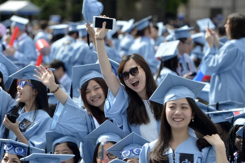 미국 한 대학 졸업식장의 중국인 유학생들