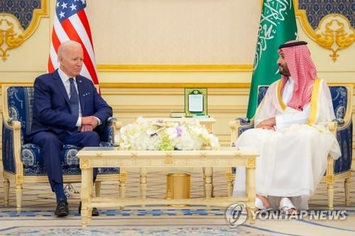 빈 살만(우) 사우디 왕세자와 주먹 인사하는 바이든 미국 대통령. 조 바이든 미국 대통령이 지난 7월 15일(현지시간) 사우디아라비아 제다에 도착해 무함마드 빈 살만 왕세자와 주먹 인사를 하고 있다.