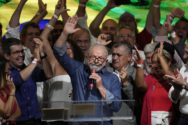 브라질 대선 결선투표에서 승리한 루이스 이나시오 룰라 다시우바 당선인(가운데)이 30일(현지시간) 상파울루에서 지지자 환호에 손을 들어 감사의 뜻을 전하고 있다.