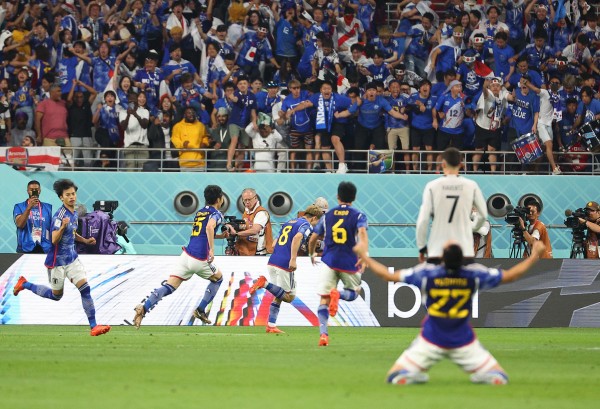 23일 오후(현지시간) 카타르 알라이얀의 할리파 인터내셔널 스타디움에서 열린 2022 카타르 월드컵 조별리그 E조 독일과 일본의 경기. 일본 도안 리츠가 동점골을 성공시킨 뒤 선수들이 환호하고 있다.
