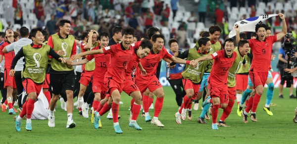 3일 오전(한국시간) 카타르 알라이얀의 에듀케이션 시티 스타디움에서 열린 2022 카타르 월드컵 조별리그 H조 3차전 대한민국과 포르투갈 경기. 포르투갈을 2-1로 이기며 16강 진출에 성공한 한국 선수들이 세리머니를 하고 있다.