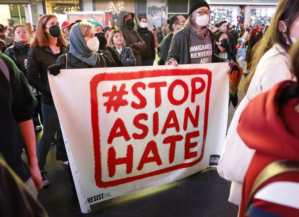 지난해 3월 뉴욕시 타임스스퀘어에서 아시아계 증오범죄에 항의시위하는 시민들