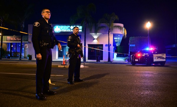 22일(현지시간) 미국 캘리포니아주 몬터레이 파크 시내에서 경찰이 총기난사 사건 발생 현장 인근에서 주변을 경계하고 있다
