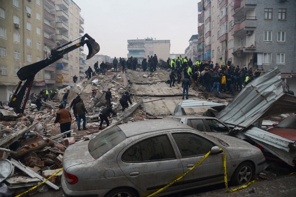 6일(현지시간) 지진으로 무너진 튀르키예 남동부 디야르바크르의 한 건물에서 사람들이 실종자를 수색하고 있다. 이날 오전 튀르키예에서 규모 7.8 강진이 발생해 튀르키예와 인접국 시리아에서 현재까지 1천300명 이상이 숨졌다.