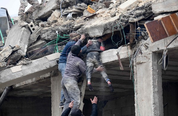 튀르키예에서 규모 7.8과 7.5의 강진이 잇따라 발생한 6일(현지시간) 인접한 시리아 알레포주 아프린시 잔다리스의 붕괴한 건물 잔해에서 시민들이 다친 여자아이를 구조하고 있다. 아프린시는 시리아 반군이 장악한 곳이다. 시리아와 국경을 맞댄 지역에서 일어난 이번 강진으로 지금까지 두 나라에서 약 3천500명이 숨졌다.