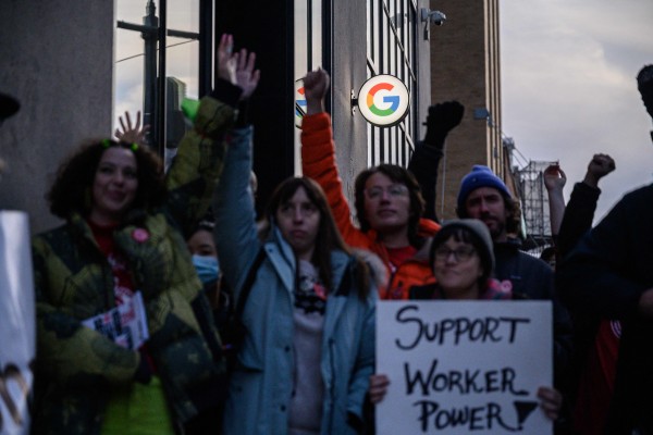 구글 뉴욕 사옥 앞에서 최근 해고에 대해 항의시위하는 노조원들