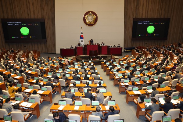 27일 오후 열린 국회 본회의에서 동포청 설립 등의 정부조직법 개정안이 통과됐다.