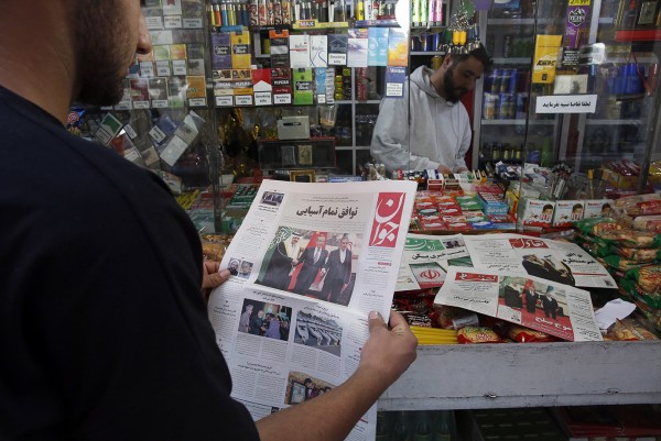 11일(현지시간) 이란 테헤란 도시에서 시민이 이란·사우디아라비아 관계 정상화 신문 기사를 읽고 있다.