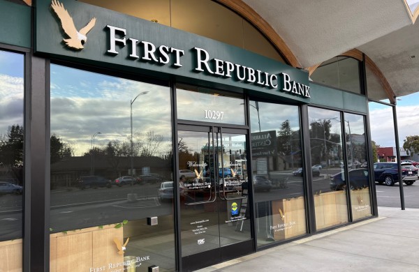 13일 오전(현지시간) 미국 캘리포니아주 쿠퍼티노에 위치한 미국 퍼스트 리퍼블릭 은행 지점 모습. 이 은행은 SVB에 이어 위기설이 나오면서 이날 주가가 60% 폭락했다.