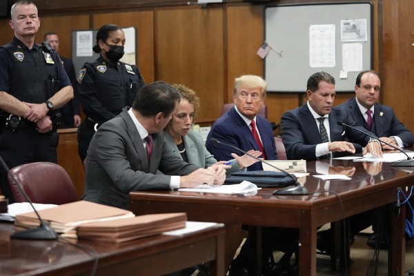 도널드 트럼프 전 대통령이 맨해튼 형사법원에서 열린 기소인부절차에 참석했다.