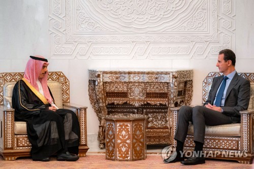 파이살 빈 파르한 사우디아라비아 외교장관이 18일(현지시간) 시리아 다마스쿠스에서 바샤르 알아사드 대통령과 회담하고 있다.