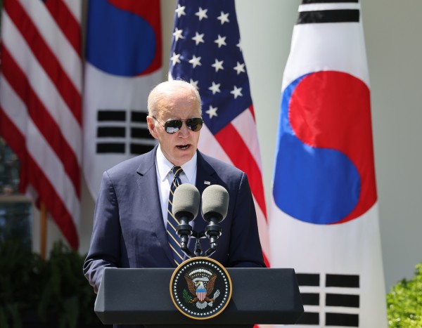 조 바이든 미국 대통령이 26일(현지시간) 워싱턴DC 백악관 로즈가든에서 열린 윤석열 대통령과의 공동 기자회견에서 발언하고 있다.