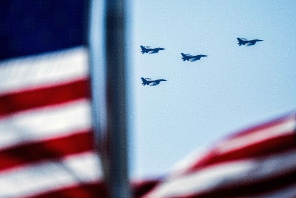 워싱턴 DC 상공을 비행하는 미군 F-16 편대