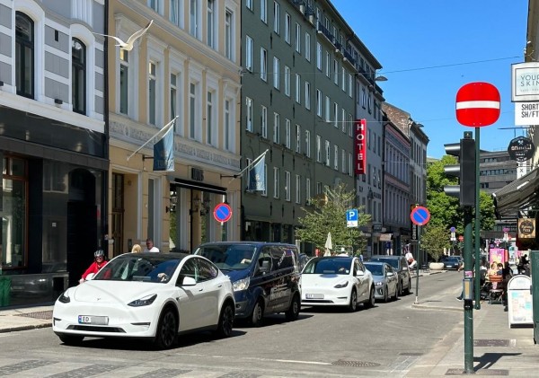 1일(현지시간) 노르웨이 오슬로 시내에 차량이 신호를 기다리고 있다. 오슬로의 전기차 보급률은 이미 30%를 넘어섰다.