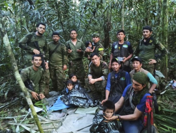 9일(현지시간) 아마존 정글에서 무사히 발견된 아이들과 구조대원들
