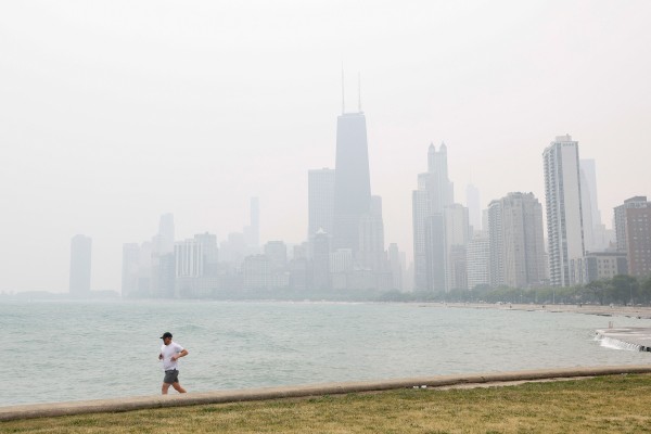 산불 미세먼지 뒤덮인 미국 시카고 미시간호에서 조깅하는 시민