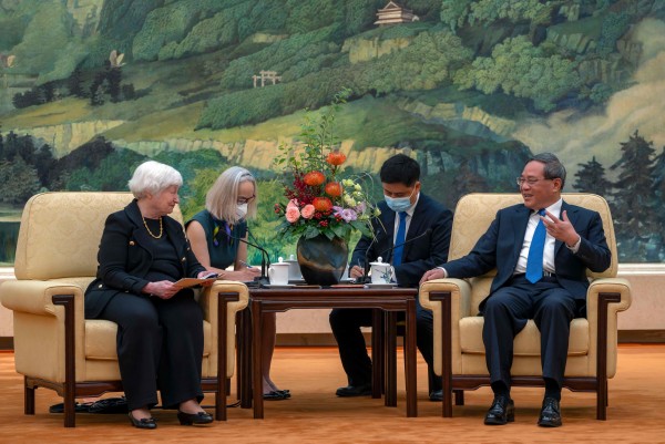 리창 중국 총리(오른쪽)와 재닛 옐런 미국 재무장관이 7일 중국 베이징 인민대회당에서 대화를 나누고 있다. 옐런 장관은 이날 중국과 공정한 규칙에 기반을 둔 건전한 경쟁을 원한다는 입장을 피력했다
