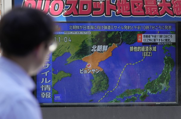 북한이 대륙간탄도미사일(ICBM)을 발사한 12일 일본 도쿄 시내의 TV에 미사일 관련 속보가 방송되고 있다.