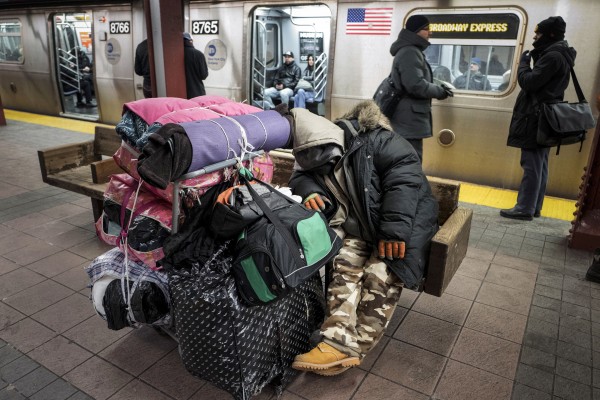 미국 뉴욕 지하철역의 노숙자