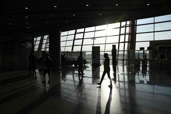 중국 베이징 공항 국내선 터미널을 걷는 여행객