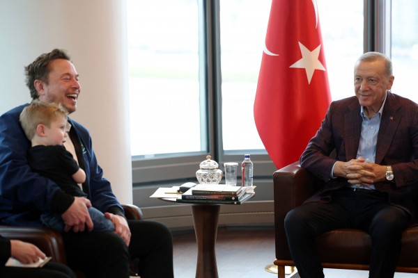 일론 머스크 테슬라 최고경영자(왼쪽)와 레제프 타이이프 에르도안 튀르키예 대통령