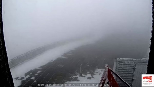 뉴햄프셔 워싱턴마운틴 관측소의 카메라에 잡힌 첫눈(관측소 카메라 유튜브 캡쳐)