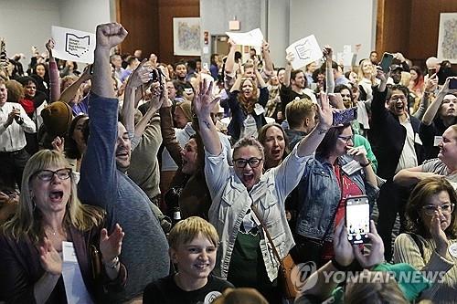 낙태권 주(州)헌법 명기 주민투표 결과에 환호하는 오하이오 주민들