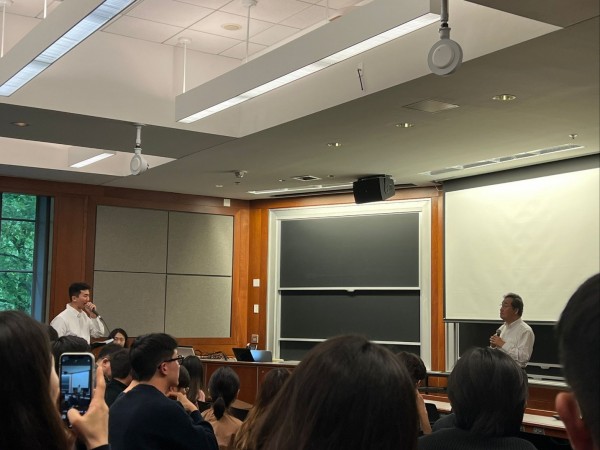 MIT 학생들이 이낙연 전총리를 초청해 열린 강연회에서 한 한인 학생이 질문하고 있다
