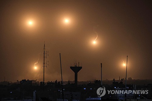 가자지구 라파 상공에 발사된 조명탄