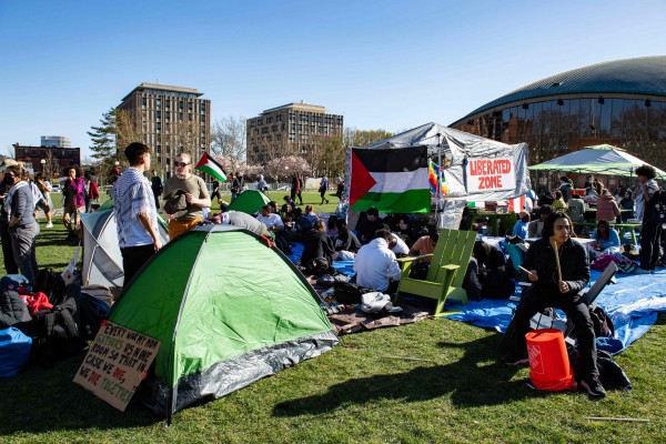 22일(현지시간) 미국 매사추세츠공대(MIT) 캠퍼스에 자리 잡은 팔레스타인 지지 시위대