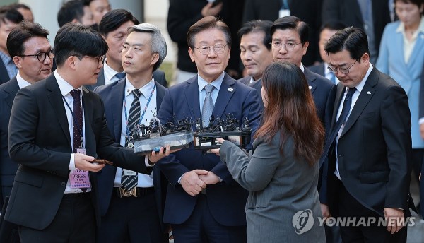 더불어민주당 이재명 대표가 15일 오후 서울 서초구 서울중앙지법에서 열린 공직선거법 위반 혐의 관련 1심 선고 공판을 마친 뒤 법원 청사를 나서고 있다. 이날 서울중앙지법 형사합의34부(한성진 부장판사)는 공직선거법 위반 혐의로 불구속기소된 이 대표에게 징역 1년에 집행유예 2년을 선고했다.