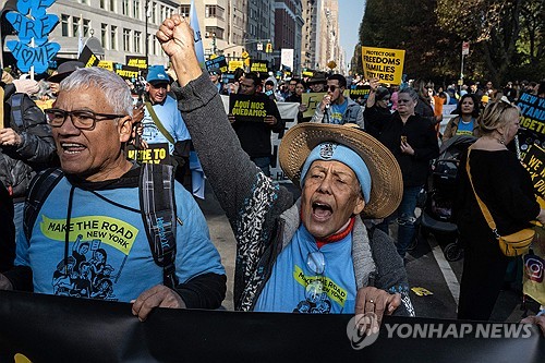 트럼프 추방 계획에 반대하는 이민자와 활동가들