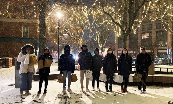 봉사단체인 하버드홈리스미션에서 활동중인 학생들이 소낙눈이 내리는 날 노숙자들에게 따뜻한 음식과 생필품 전달을 위해 케임브리지의 거리에 나섰다.(사진=하버드홈리스미션 제공)