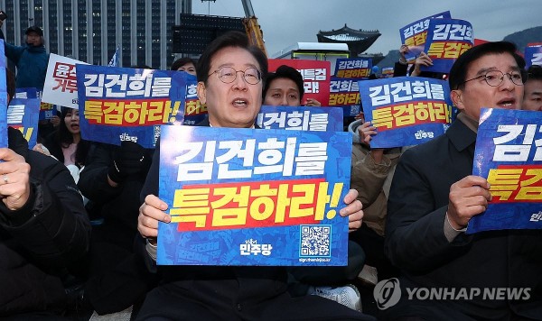 더불어민주당 이재명 대표가 30일 오후 서울 종로구 광화문 북측광장 인근에서 열린 '김건희·윤석열 국정농단 규탄·특검 촉구 제5차 국민행동의 날'에서 구호를 외치고 있다.