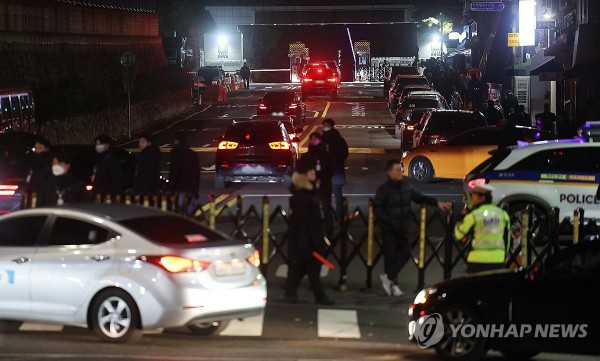 계엄 선포, 바리케이트 설치된 용산 대통령실 앞