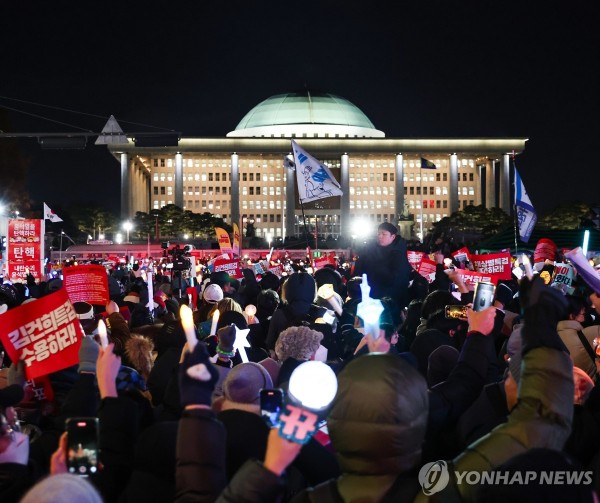 7일 오후 서울 여의도 국회 앞에서 열린 '내란죄 윤석열 퇴진! 국민주권 실현! 사회대개혁! 범국민촛불대행진'에서 참석자들이 촛불을 들고 있다.