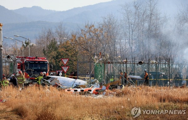 29일 오전 전남 무안국제공항에서 착륙 중이던 항공기가 활주로를 이탈해 울타리 외벽을 충돌했다. 사진은 사고 현장에서 소방 당국이 인명 구조를 하는 모습.