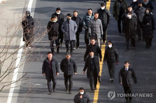 고위공직자범죄수사처가 윤석열 대통령의 체포영장 집행에 나선 3일 서울 용산구 한남동 대통령 관저 경내에서 공수처 수사관 등이 내려오고 있다.